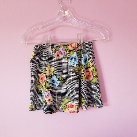 black and white patterned skirt with flowers - Picture 1 of 1